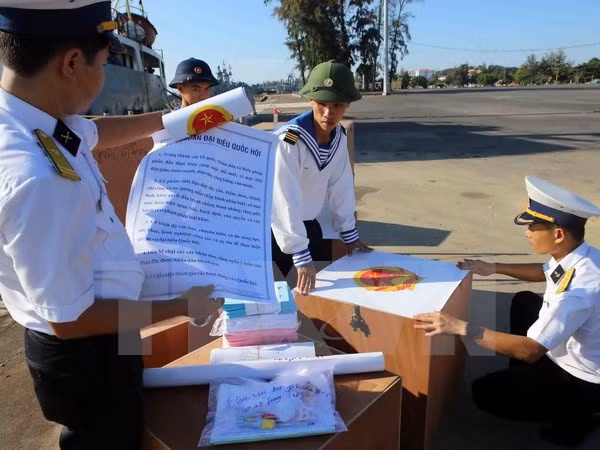Naval ships help Truong Sa district join General Election ảnh 1