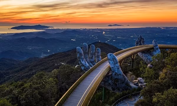 Da Nang: Cable car system to Golden Bridge opens to visitors ảnh 1