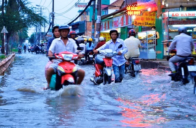 HCM City spends big to address flood ảnh 1