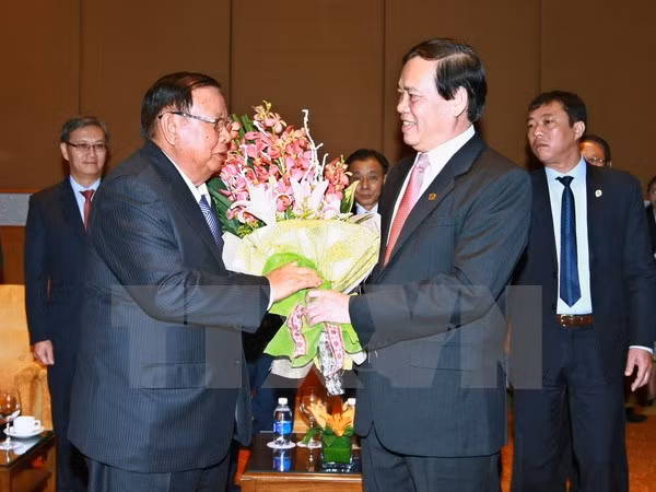 Lao Party chief meets Vietnam-Laos Friendship Assoc representatives ảnh 1