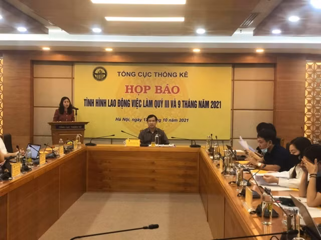 Fourth wave of COVID-19 severely affects labour market ảnh 1