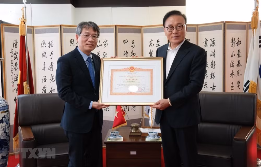 Honorary Consul General of Vietnam in RoK honoured ảnh 1