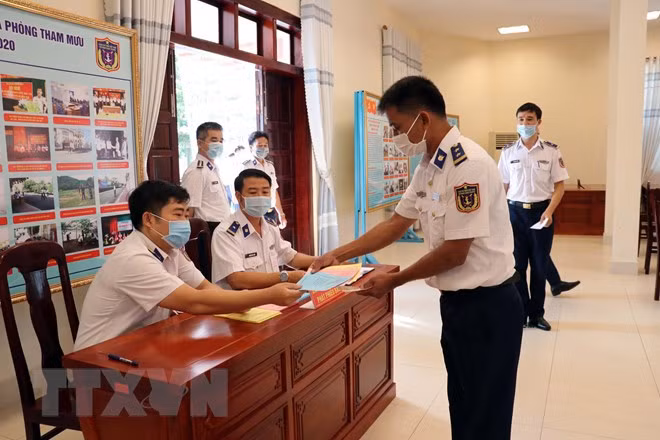Ba Ria-Vung Tau: Early voting held for soldiers, fishermen ảnh 2