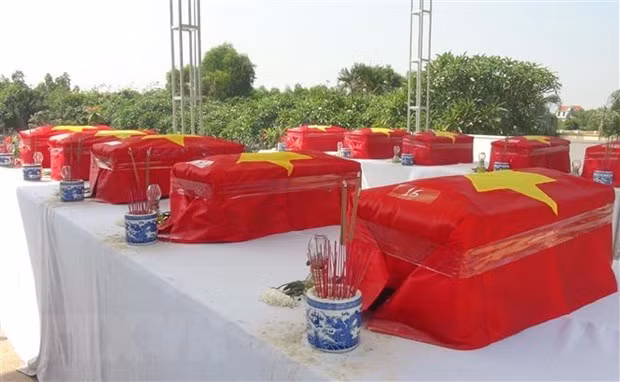 Remains of martyrs repatriated from Laos, reburied in Ha Tinh, Quang Binh ảnh 1