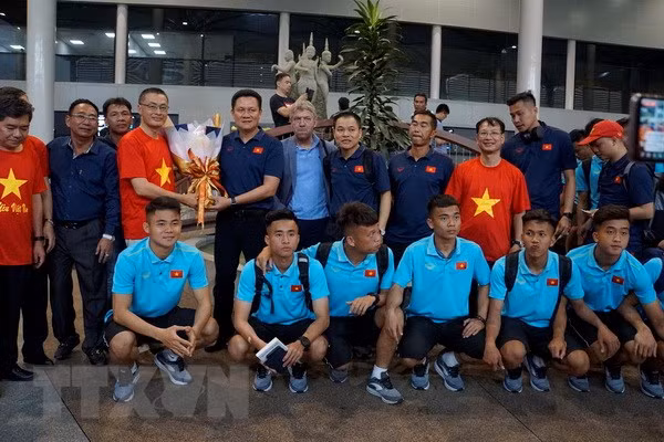 Vietnam’s U22 team arrives in Cambodia for regional champs ảnh 1