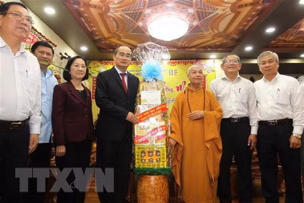 HCM City leading official visits religious dignitaries ảnh 1