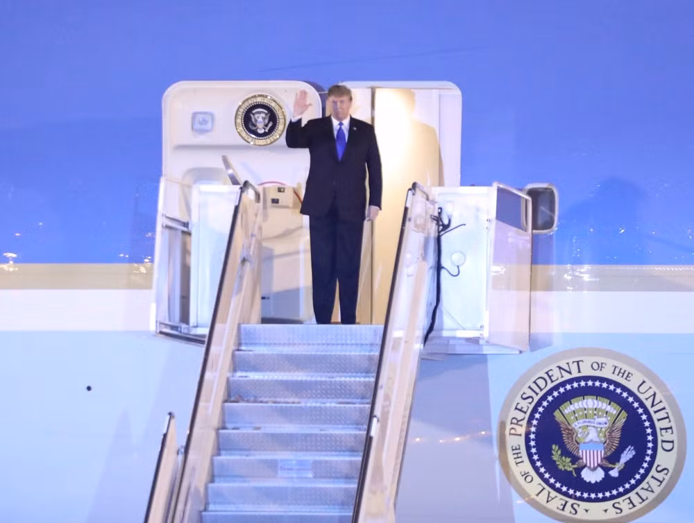 US President arrives in Vietnam for DPRK-USA summit ảnh 1