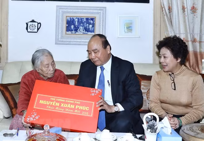 PM Nguyen Xuan Phuc visits former leaders ảnh 1