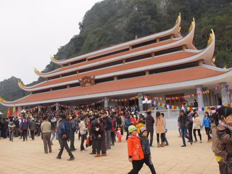 Thousands of people join Tien pagoda festival in Hoa Binh ảnh 1