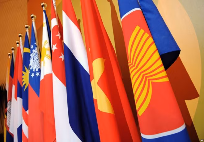 ASEAN looks towards stronger group ảnh 1