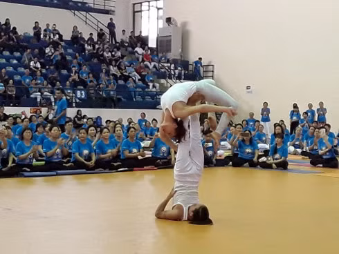 Can Tho in merry mood with Yoga Day ảnh 1