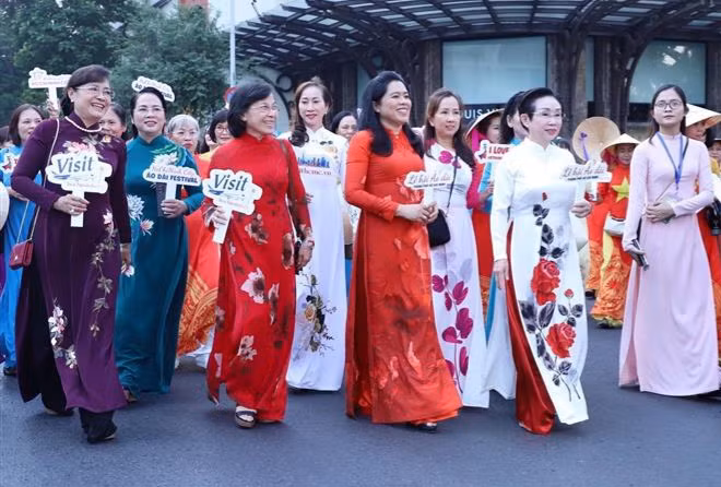 Over 3,000 go on parade in traditional long dress in HCM City ảnh 1 Over 3,000 go on parade in traditional long dress in HCM City ảnh 1