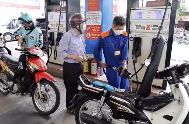 Petrol prices revised down slightly ảnh 1