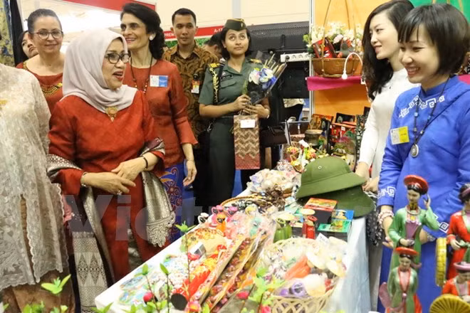 Vietnamese Embassy in Indonesia attends 50th WIC Bazaar ảnh 1