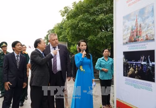 Photo exhibition highlights Vietnam-Russia friendship ảnh 1