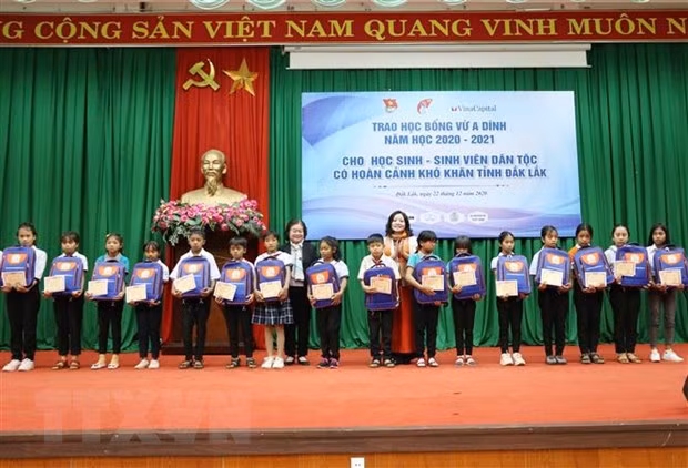 Dak Lak: 155 ethnic minority students receive Vu A Dinh scholarships ảnh 1