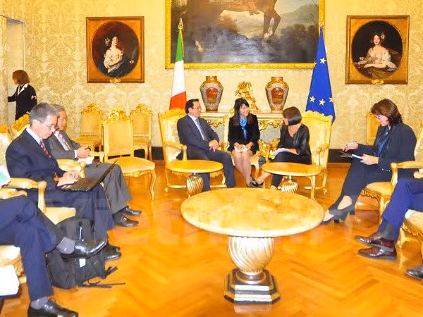 Party officials visit Greece, Italy to strengthen ties ảnh 1