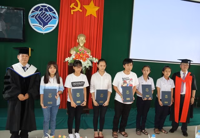 RoK presents scholarships to Thua Thien-Hue students ảnh 1