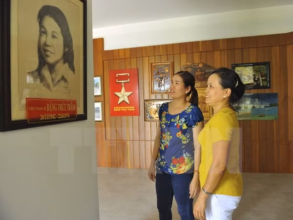 War veteran writer presents historic documents to museum ảnh 1