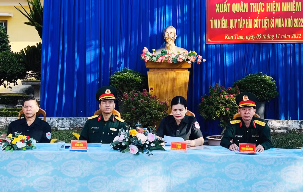 K53 team of Kon Tum begins dry-season search for Vietnamese soldiers' remains in Laos ảnh 1