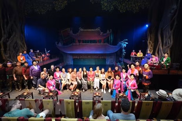 Int’l famtrip delegation experiences Hanoi’s tourism products ảnh 2