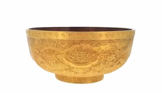 Vietnamese Emperor’s gold bowl fetches 672,000 USD at auction ảnh 1