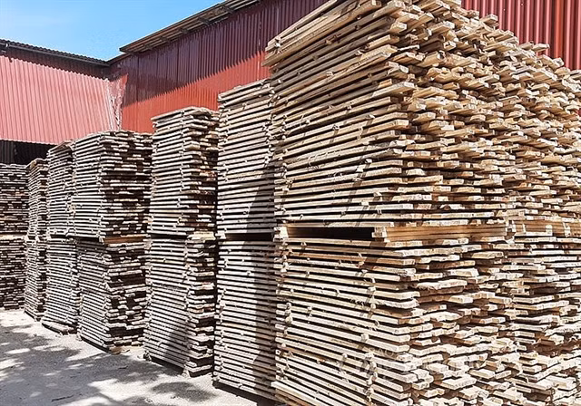 Laminated wood producers on the line amid falling new orders ảnh 1
