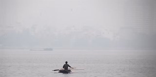 Severe air pollution in Hanoi to last until at least this weekend ảnh 1