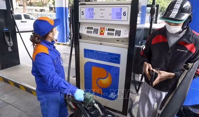 Petrol prices record third consecutive increase ảnh 1