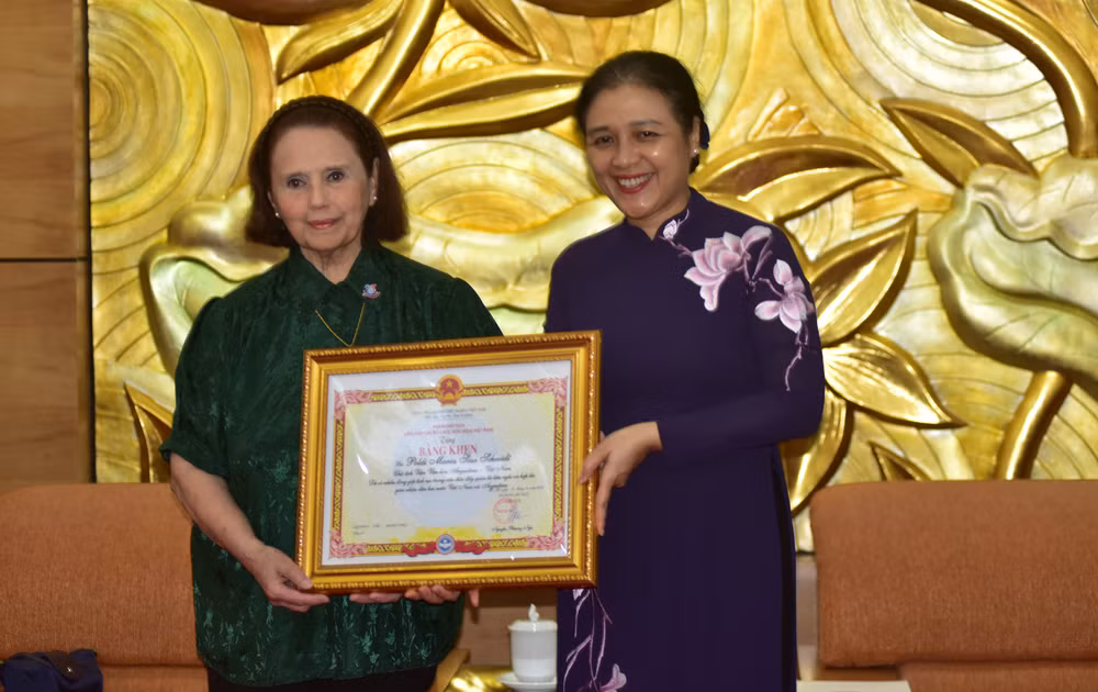 Certificate of merit conferred upon Argentine friend of Vietnam ảnh 1
