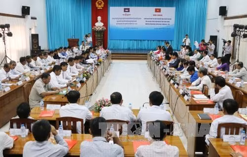 Vietnamese, Cambodian provinces boost exchanges ảnh 1