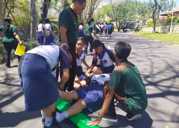 Hundreds of Indonesian students take part in tsunami drill ảnh 1