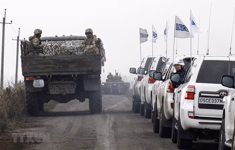 Vietnamese ambassador visits Ukraine’s conflict area ảnh 1