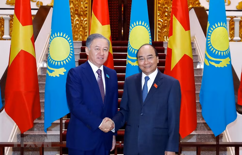 PM receives Kazakhstan’s lower house leader ảnh 1