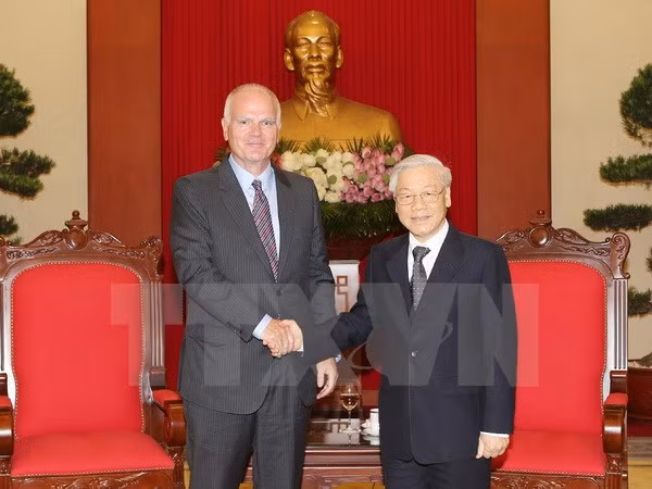 Party chief receives outgoing EU ambassador ảnh 1