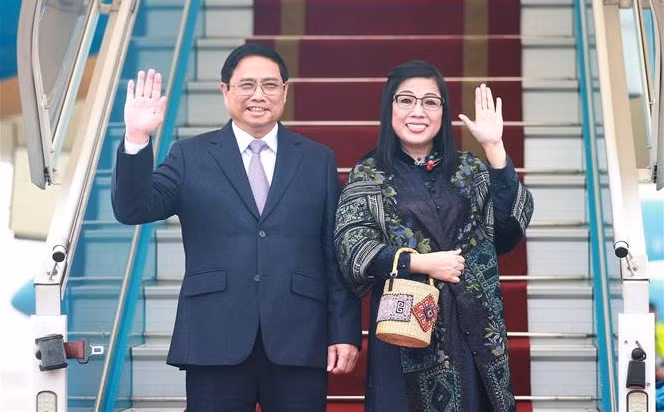 Prime Minister leaves Hanoi for official visits to Singapore, Brunei ảnh 1 Prime Minister leaves Hanoi for official visits to Singapore, Brunei ảnh 1
