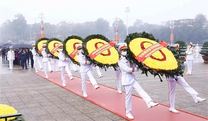Leaders pay tribute to President Ho Chi Minh on Party’s founding anniversary ảnh 1