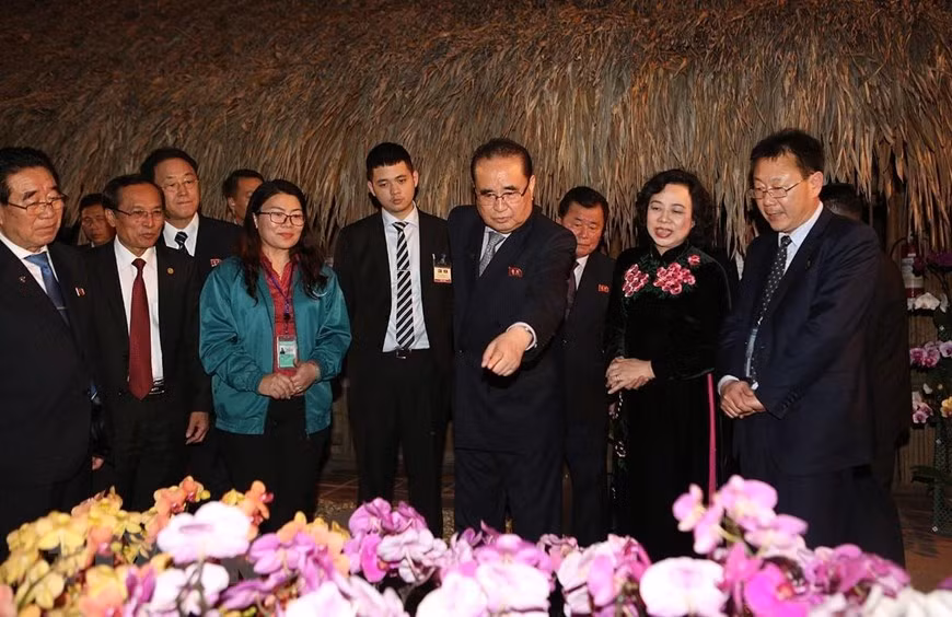 DPRK delegation visits Dan Hoai Co-operative ảnh 3