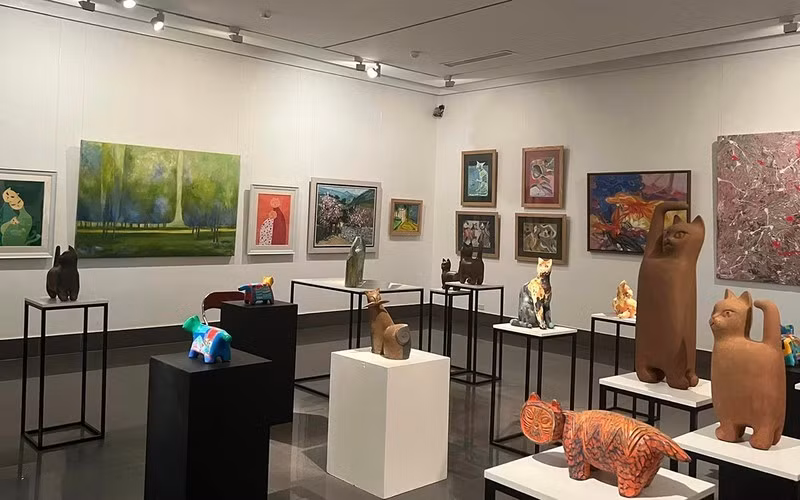 Exhibition features image of cat – zodiac animal for upcoming Lunar New Year ảnh 1