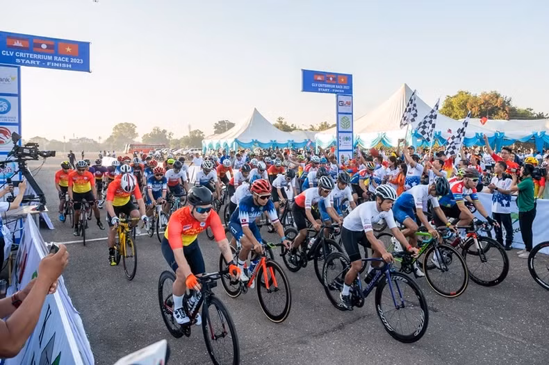 First Cambodia-Laos-Vietnam friendship bicycle race opens in Laos ​ ảnh 1