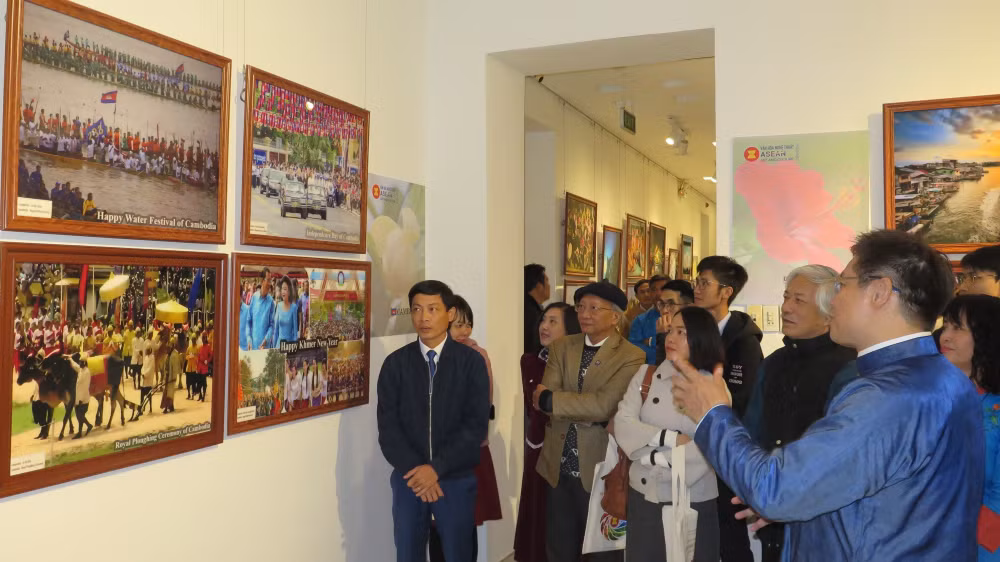 Photo exhibition on ASEAN culture underway in Thua Thien-Hue ảnh 1 Photo exhibition on ASEAN culture underway in Thua Thien-Hue ảnh 1