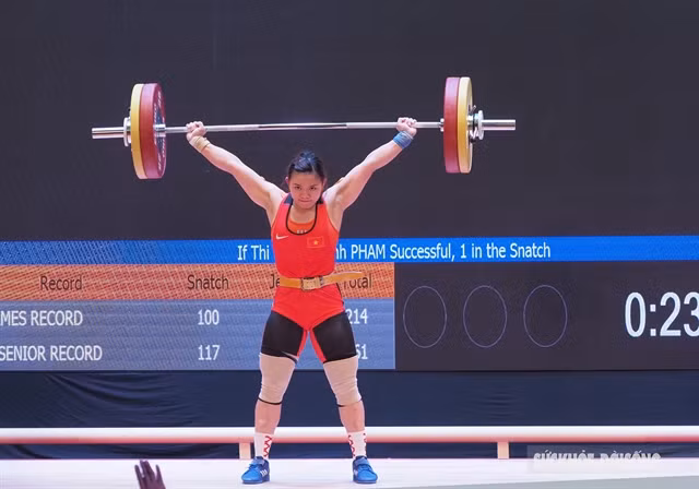 Weightlifters vie for Olympic tickets in Qatar’s Grand Prix ảnh 1