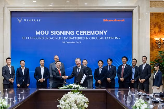 VinFast, Japanese corporation shake hands on repurposing EV batteries ảnh 1