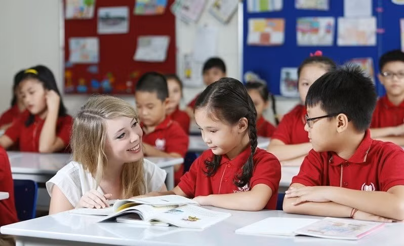 Foreigners teaching English in Vietnam required to get training certificates ảnh 1