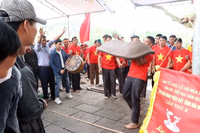 Vietnamplus Clay firecracker festival symbolises cultural beauty of Spring ảnh 3