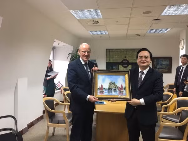 Vietnam, UK seek stronger educational cooperation ảnh 1