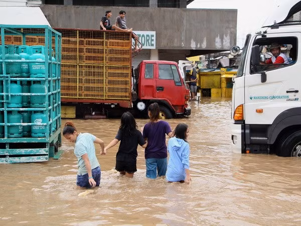 Death toll from storm, landslides in Philippines surges to 122 ảnh 1