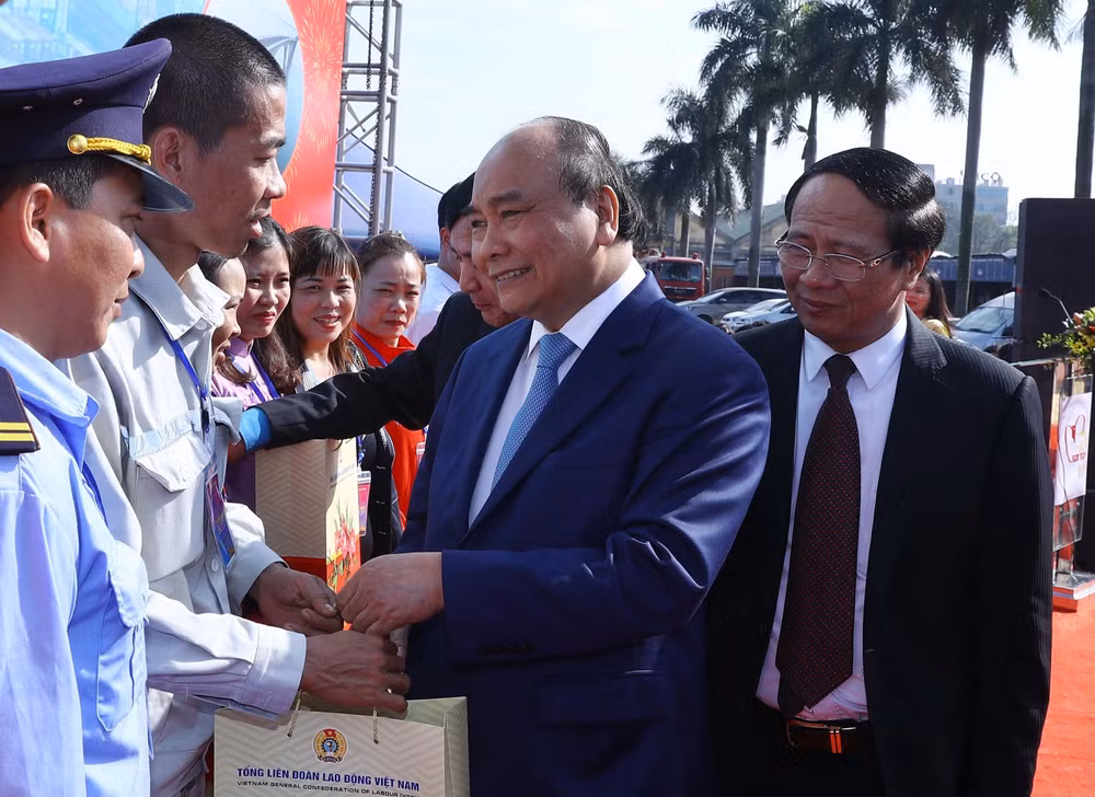 PM Phuc pays pre-Tet visit to workers in Hai Phong ảnh 1