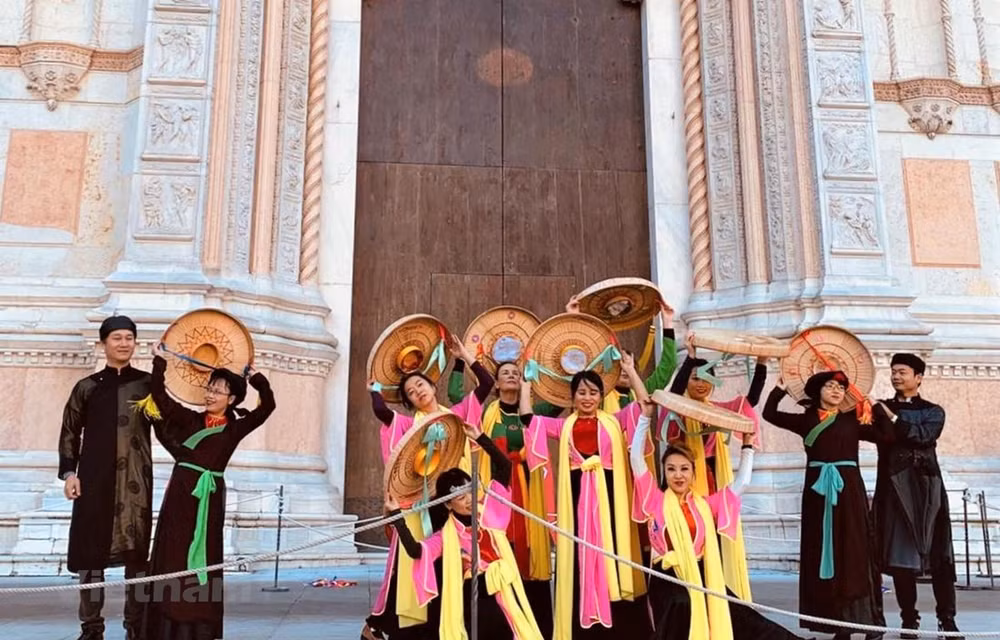 Vietnamese folk dances impress visitors at music festival in Italy ảnh 1
