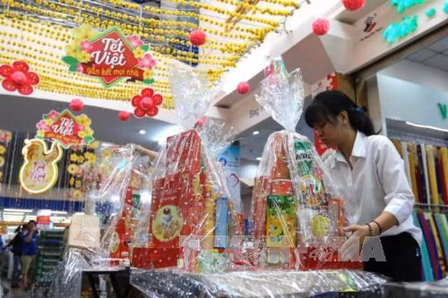 Tet gift hampers popular item at year-end ảnh 1